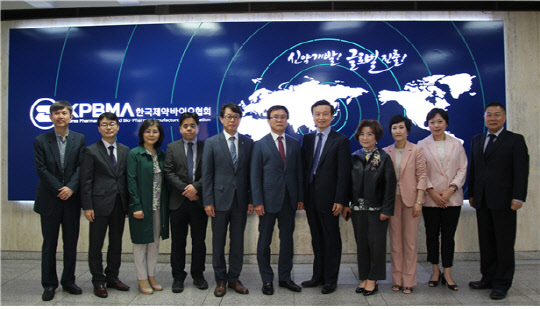 한국제약바이오협회 갈원일 회장직무대행(왼쪽에서 6번째)이 지난 8일 오후 서울 방배동 협회 의약품광고심의위원들에게 위촉장을 수여한 후 기념촬영을 하고 있다.(한국제약바이오협회 제공)